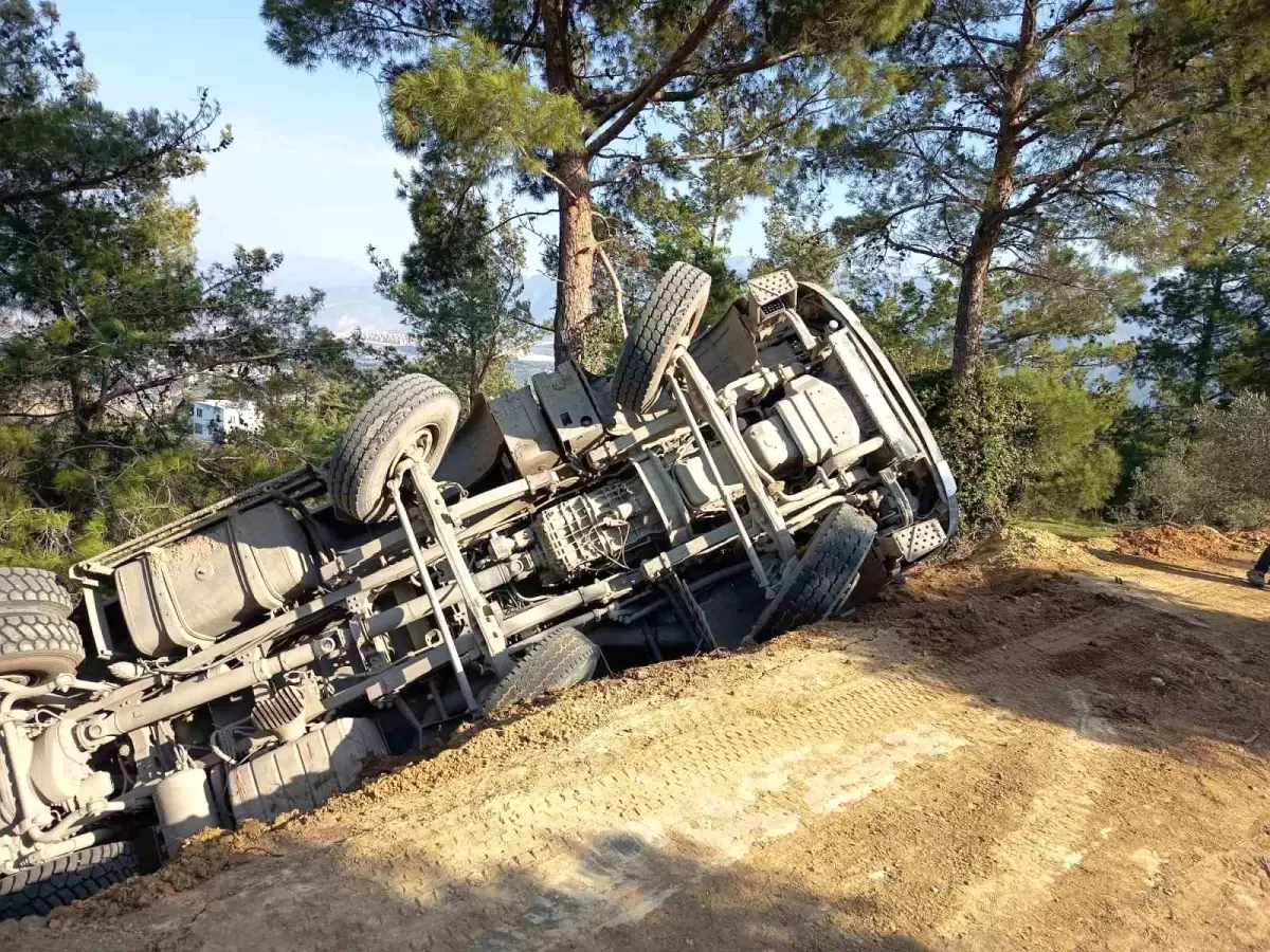 Hatay'da Hafriyat Kamyonu Uçuruma Devrildi: Sürücü Yaralandı