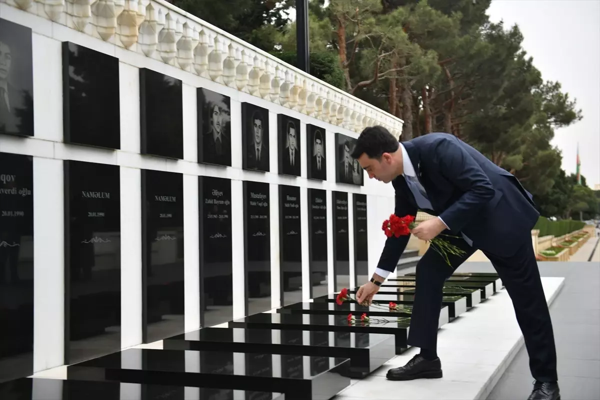 YTB Başkanı Abdulhadi Turus, Bakü'de şehitlikleri ziyaret etti Açıklaması
