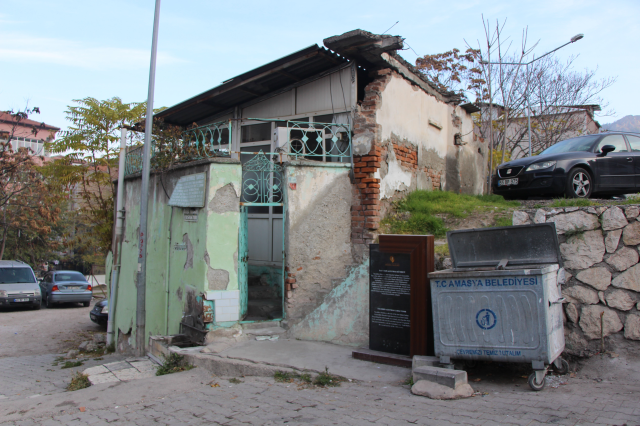 Lock on 9 tombs in Amasya