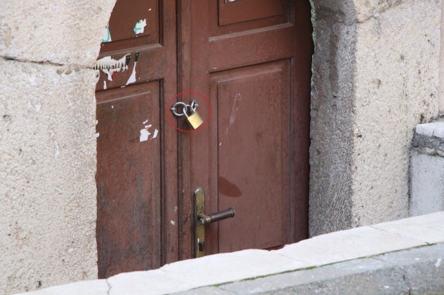 Lock on 9 tombs in Amasya
