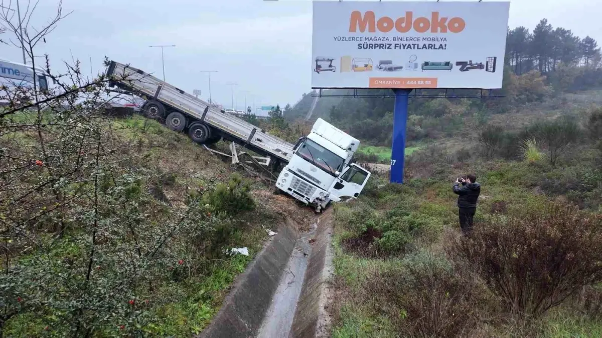Kuzey Marmara Otoyolu'nda Tır Devrildi: Sürücü Yaralandı