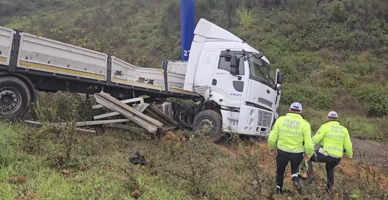 Beykoz'da TIR Şarampole Yuvarlandı, Şoför Yaralandı