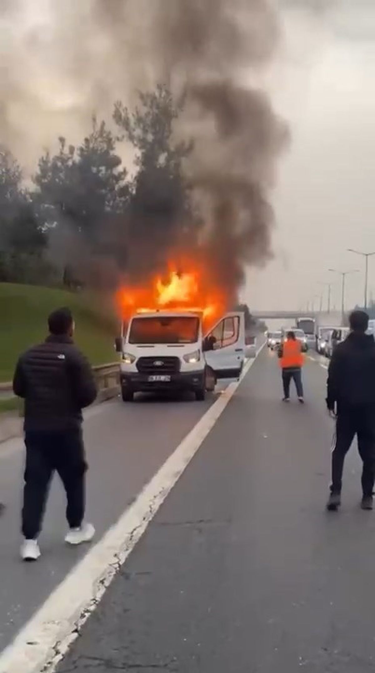 Beykoz TEM Otoyolu'nda Seyir Halindeki Kamyonette Yangın