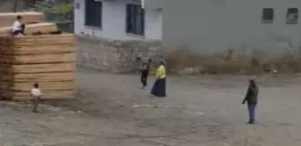 Bu aile yoldan geçen herkesi taşlıyor! Mahalleli sokakta yürüyemiyor