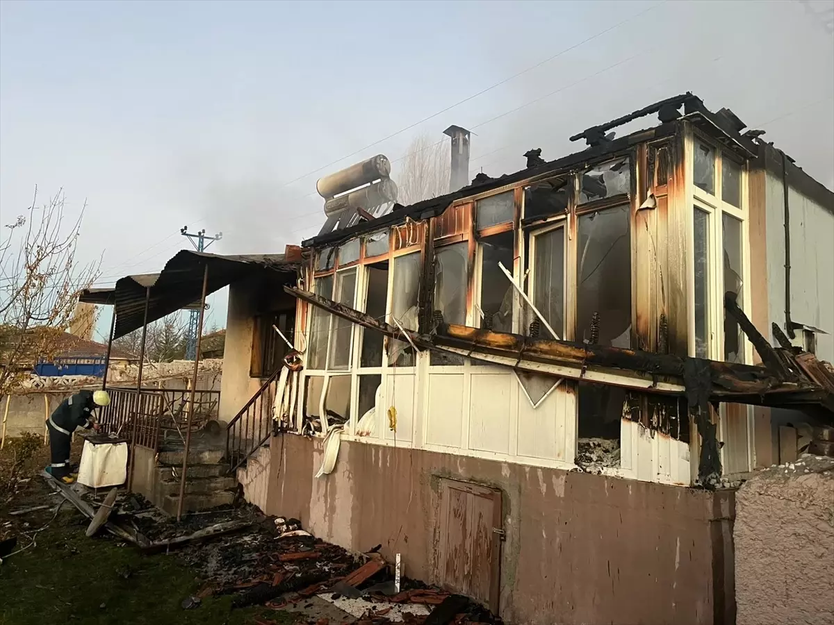 Çorum'un Alaca İlçesinde Ahşap Evde Yangın: 1 Yaralı