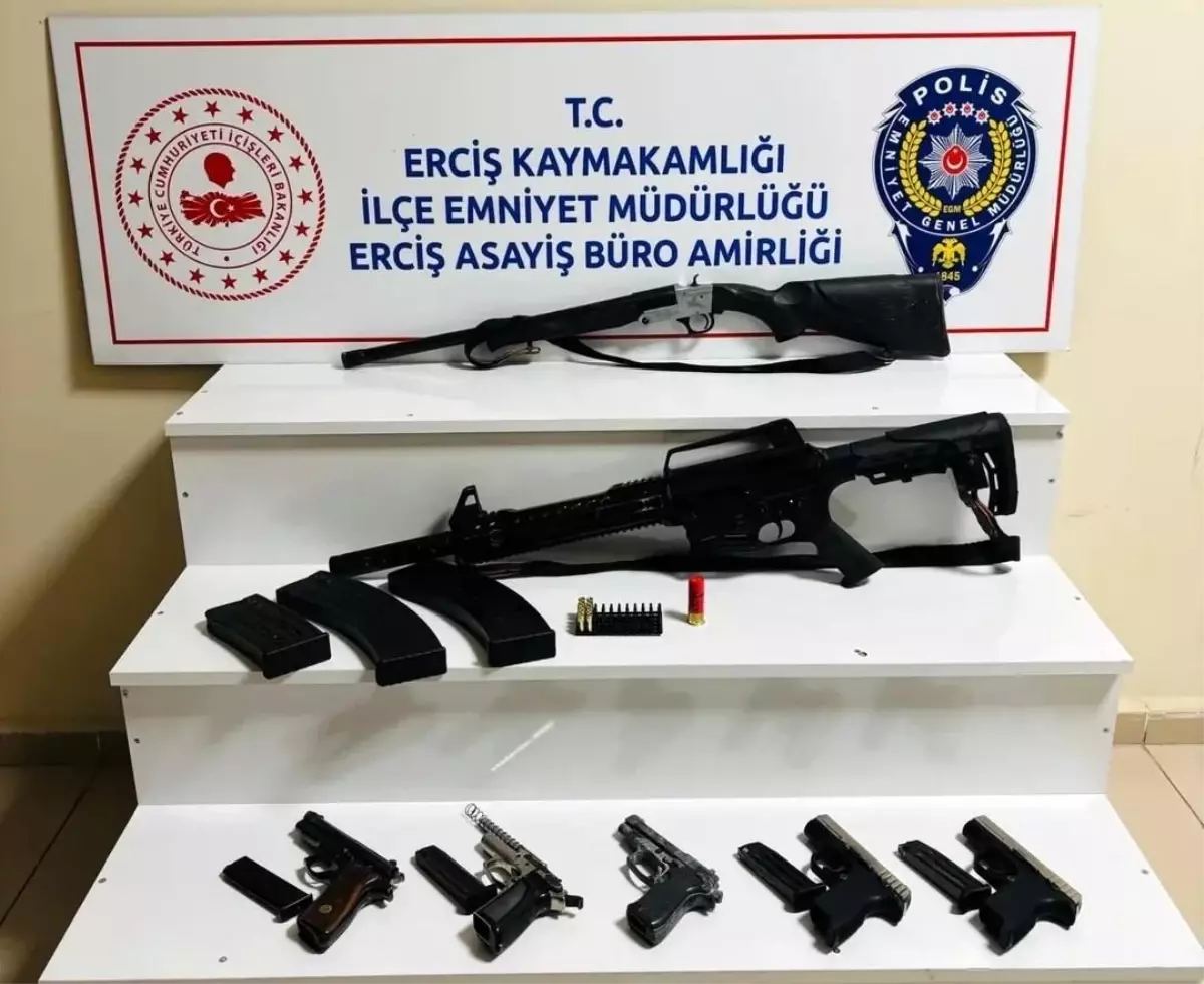 Van'da Ruhsatsız Silah Operasyonu: 5 Tabanca ve 2 Av Tüfeği Ele Geçirildi