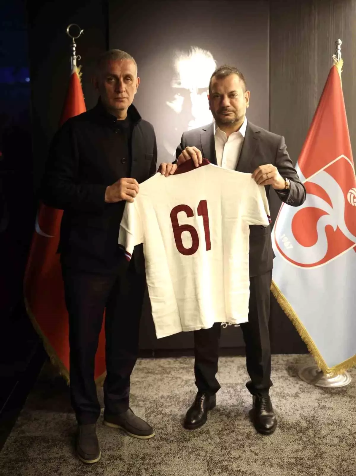 Trabzonspor Başkanı Ertuğrul Doğan'dan TFF Başkanı Hacıosmanoğlu'na Anlamlı Hediye