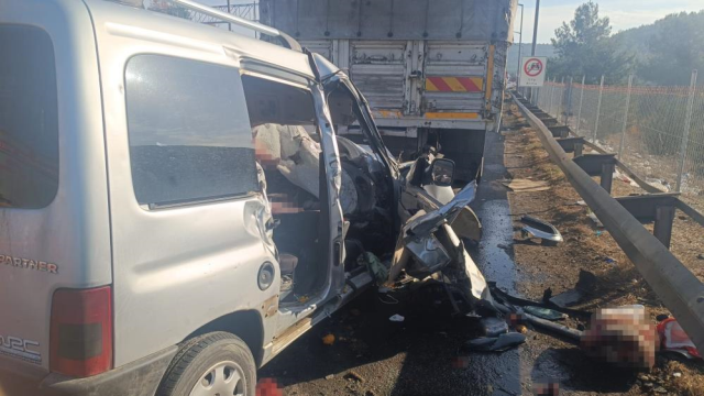 Light commercial vehicle collided with a truck on the highway; 3 dead, 3 injured