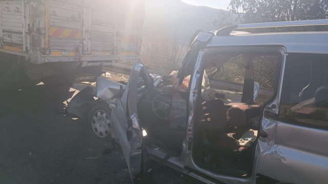 Light commercial vehicle collided with a truck on the highway; 3 dead, 3 injured