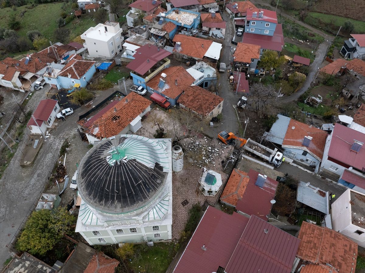 İzmir'de Sağanak ve Kuvvetli Rüzgar Hayatı Olumsuz Etkiledi