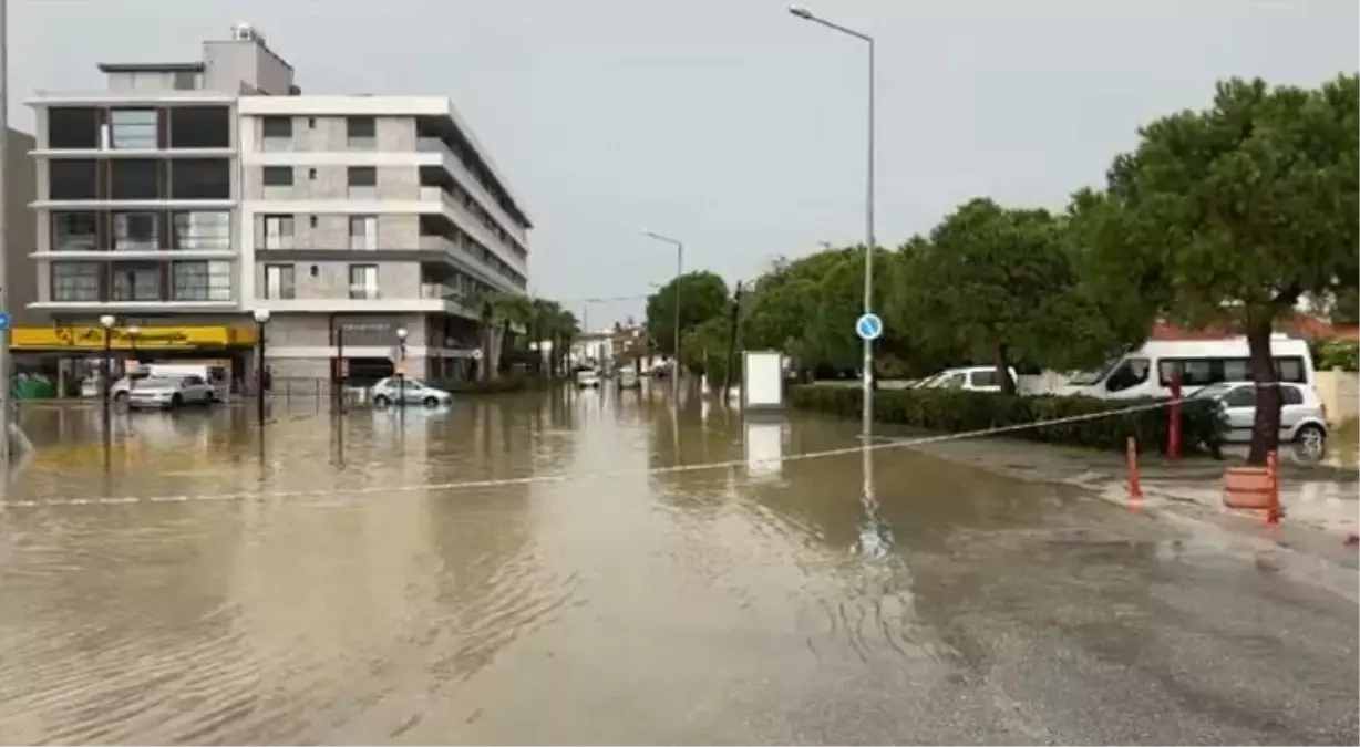 Karaburun'da Gök Gürültülü Sağanak Yağış Etkili Oldu