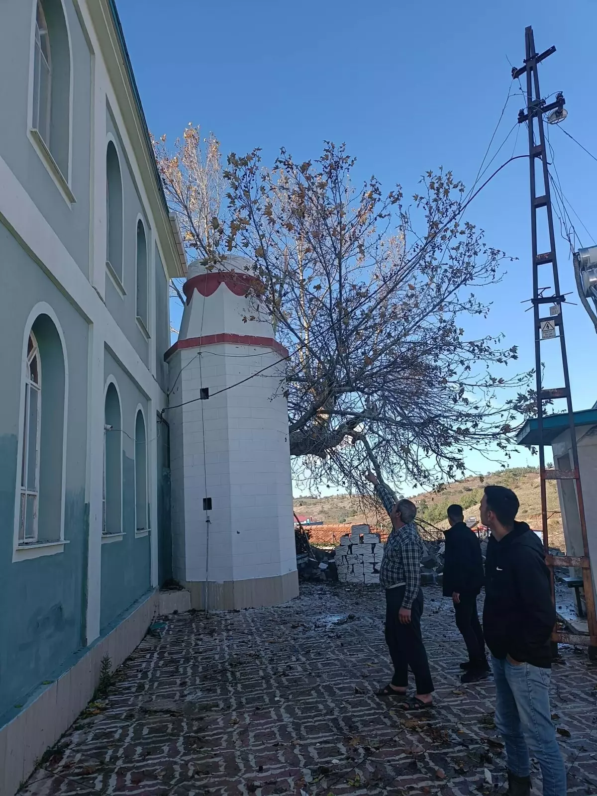 İzmir'de Kuvvetli Rüzgar ve Yağmur Hayatı Olumsuz Etkiledi