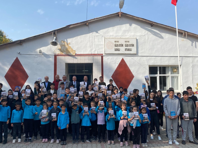 Karboğazı Destanı kitabı yayınlandı... İlk kitabı okuduğu okula armağan etti Karboğazı Destanı kitabı yayınlandı... İlk kitabı okuduğu okula armağan etti