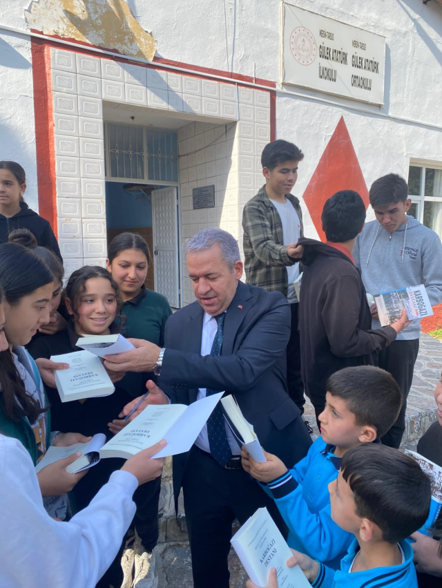 Karboğazı Destanı kitabı yayınlandı... İlk kitabı okuduğu okula armağan etti Karboğazı Destanı kitabı yayınlandı... İlk kitabı okuduğu okula armağan etti