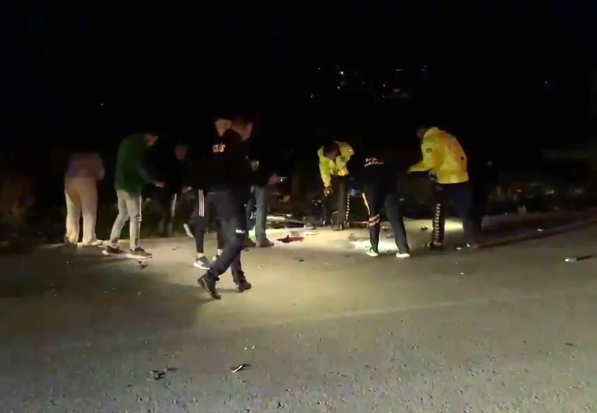 Kaza yapan motosiklet sürücüsünün dişlerini telefon ışığıyla aradılar