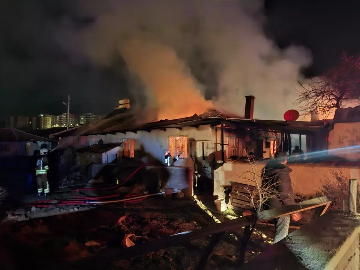 Manisa'nın Kula İlçesinde Yangın, İki Yaralı