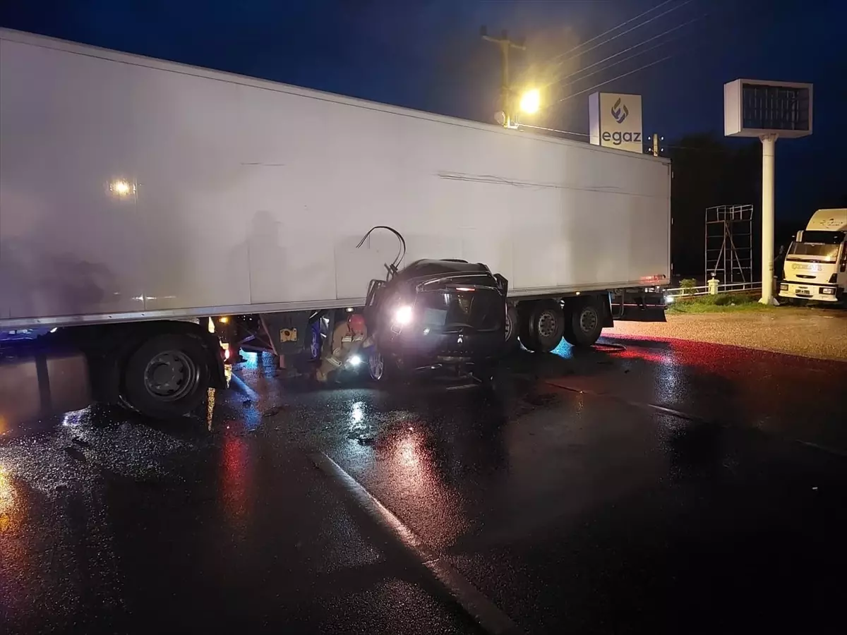 Akhisar'da Otomobil Tıra Çarptı: İki Kişi Hayatını Kaybetti