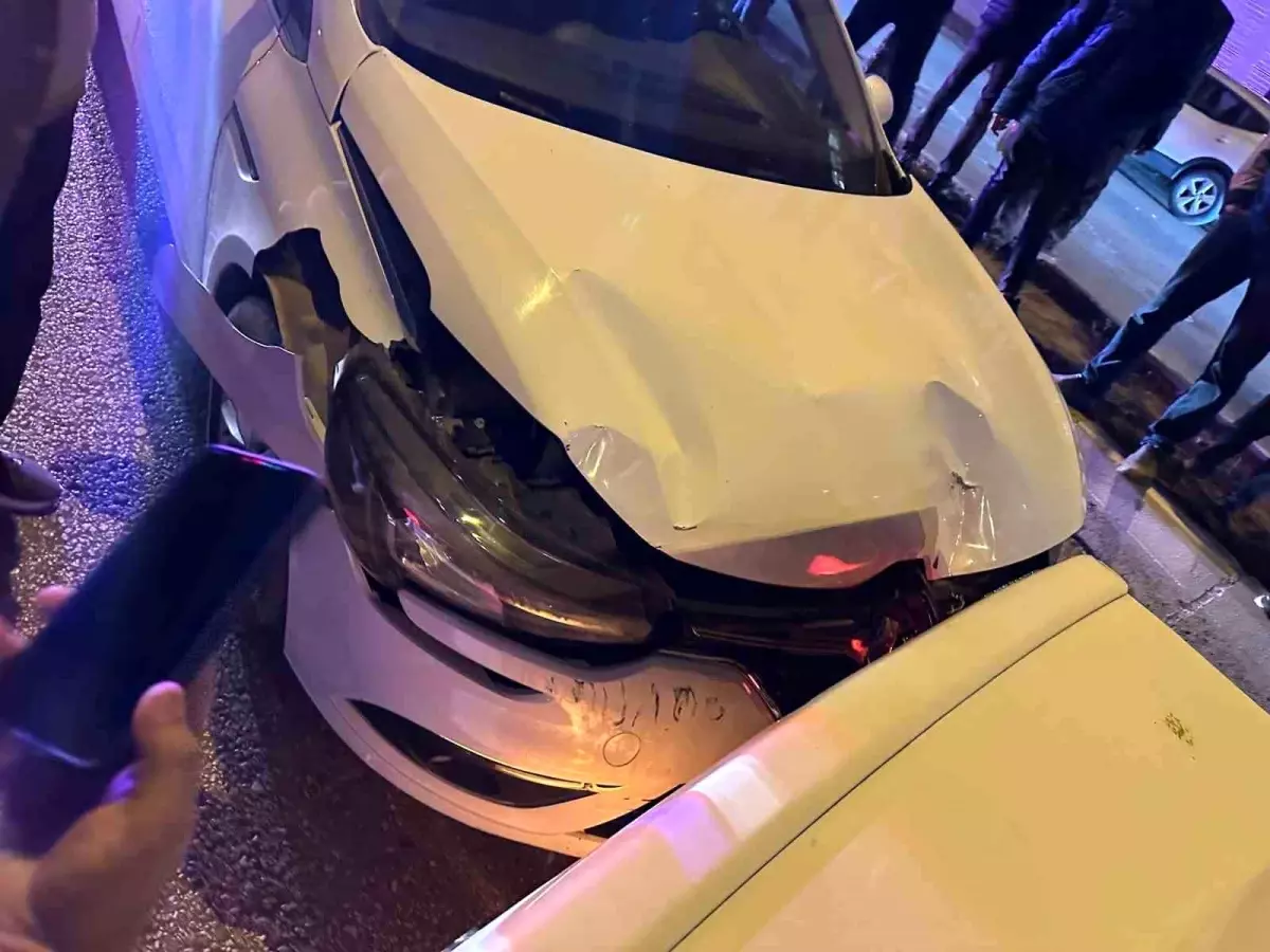 Mardin'de İki Otomobil Çarpıştı