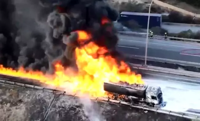 The tanker carrying 26 thousand liters of fuel burned fiercely! Explosions occurred in succession