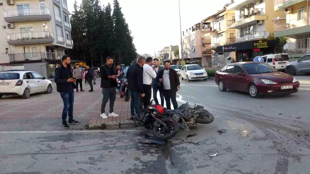 Antalya'da Motosiklet Kazası: Sürücü Havaya Savruldu