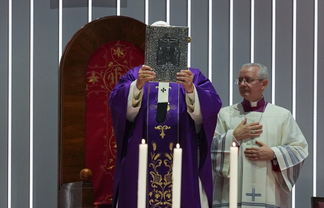 Pope Leo XIII led a mass with approximately 4,000 people at the Volkswagen Arena