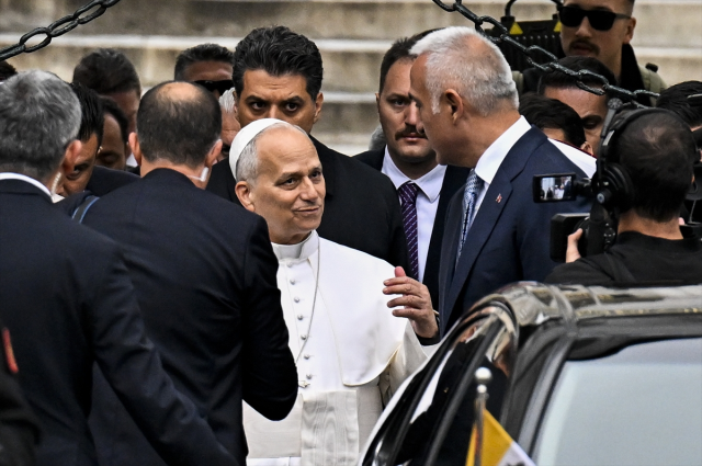 Pope at Sultanahmet Mosque! He also took off his shoes