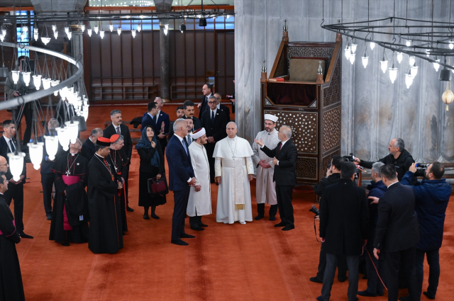 Pope at Sultanahmet Mosque! He also took off his shoes