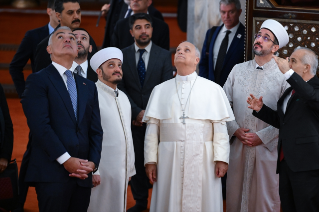 Pope at Sultanahmet Mosque! He also took off his shoes