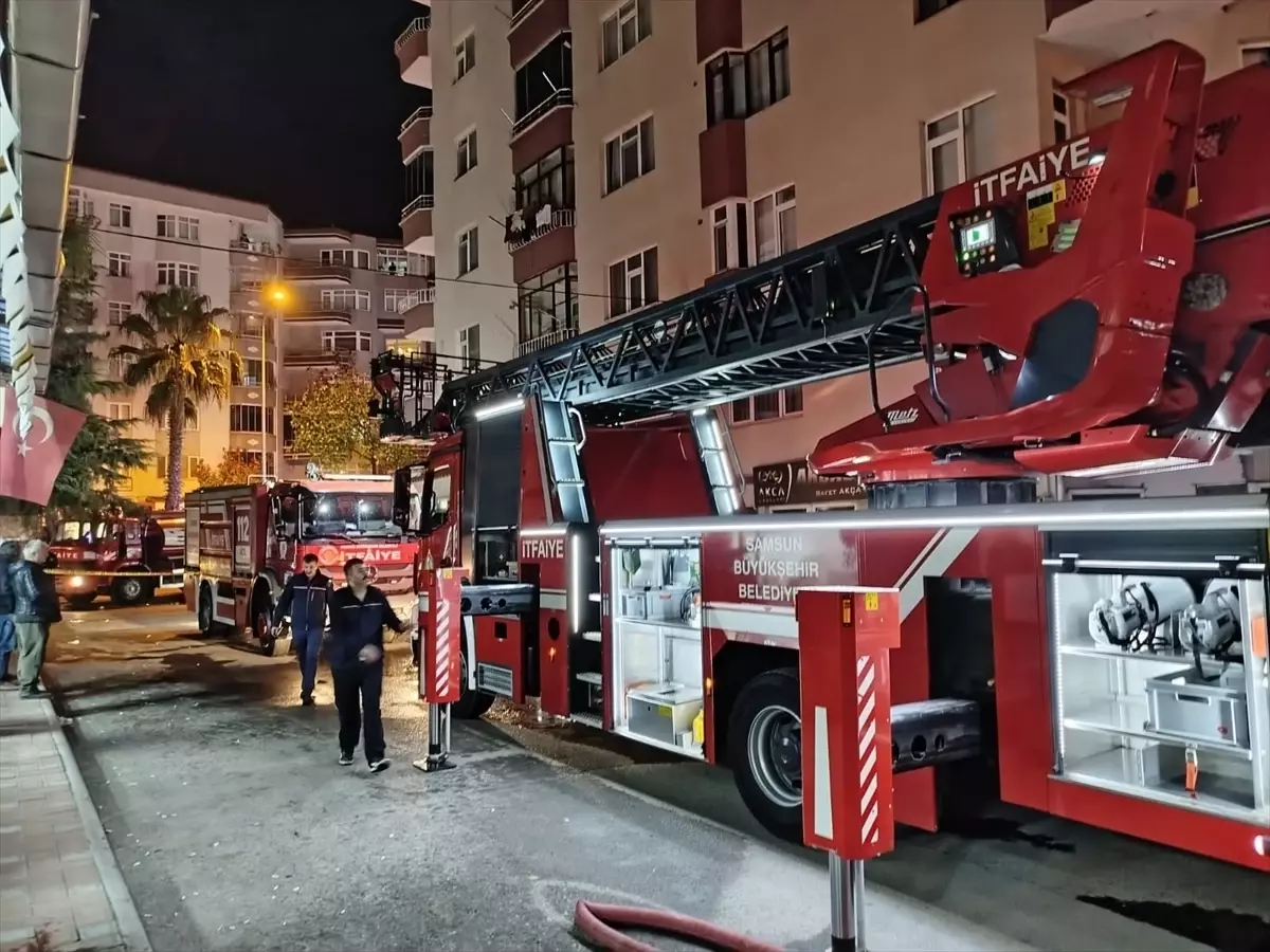 Samsun Bafra'da 7 Katlı Binanın Çatı Katında Yangın