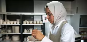Derya Adar, Seramik Tutkusunu Atölyesinde Hayata Geçiriyor