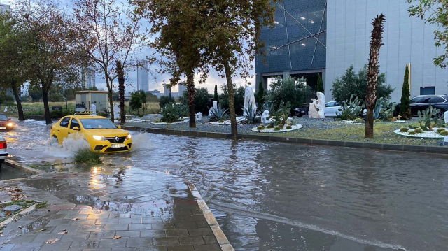 In the city under yellow alert, land and sea merged, and the historic bazaar turned into a lake