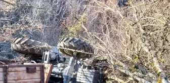 Boyabat'ta Traktör Dereye Devrildi: 3 Yaralı