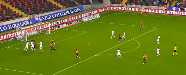 Interesting moments in the Super League! While everyone was separating the fight, he attacked and scored