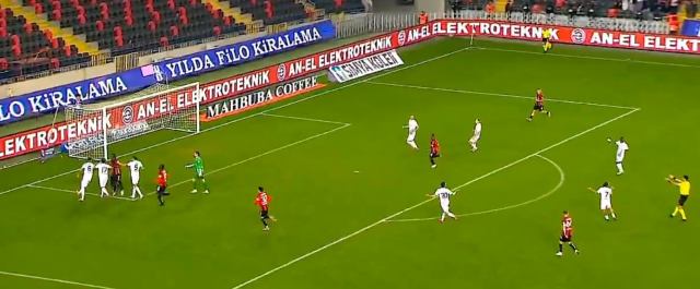 Interesting moments in the Super League! While everyone was separating the fight, he attacked and scored