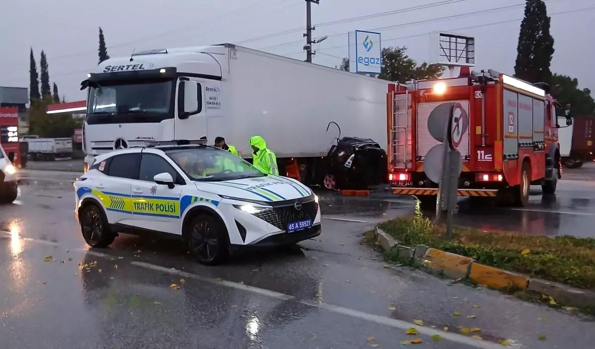 Akhisar'da Tır ve Otomobil Çarpıştı, Karı-Koca Hayatını Kaybetti