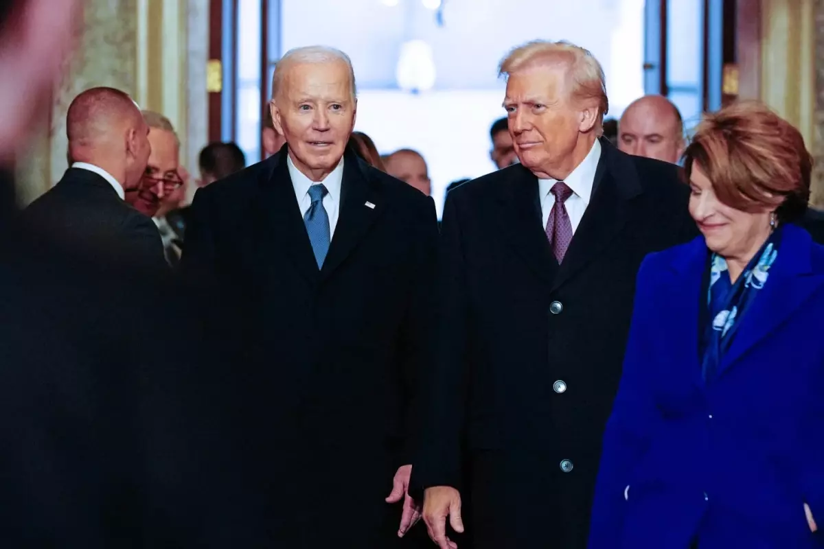 Trump, Biden'ın 'bizzat imzalamadığı' tüm kararnameleri iptal etti