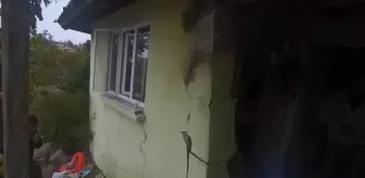 Uşak'ta Yıldırım Düşmesi Evde Hasara Yol Açtı