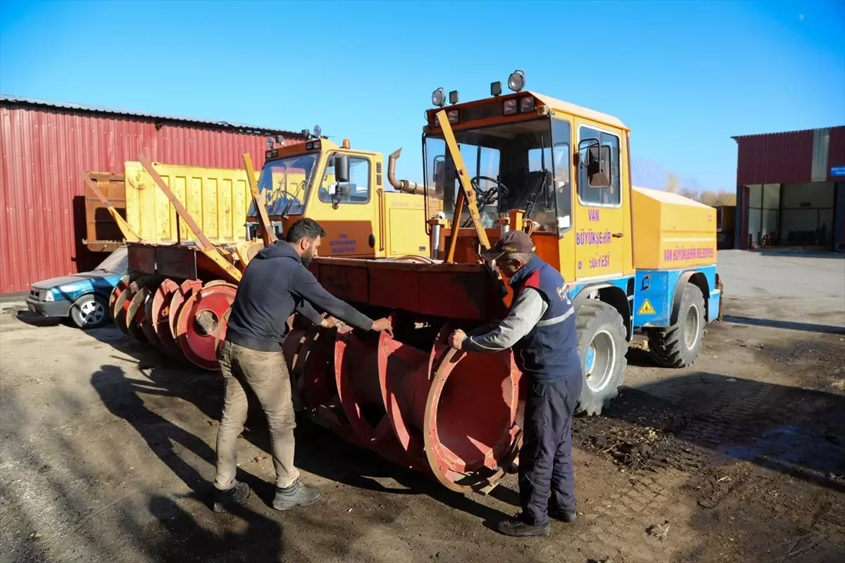Van'da Kış Hazırlıkları Tamamlandı: 950 Personel ve 350 Araçla Karla Mücadele