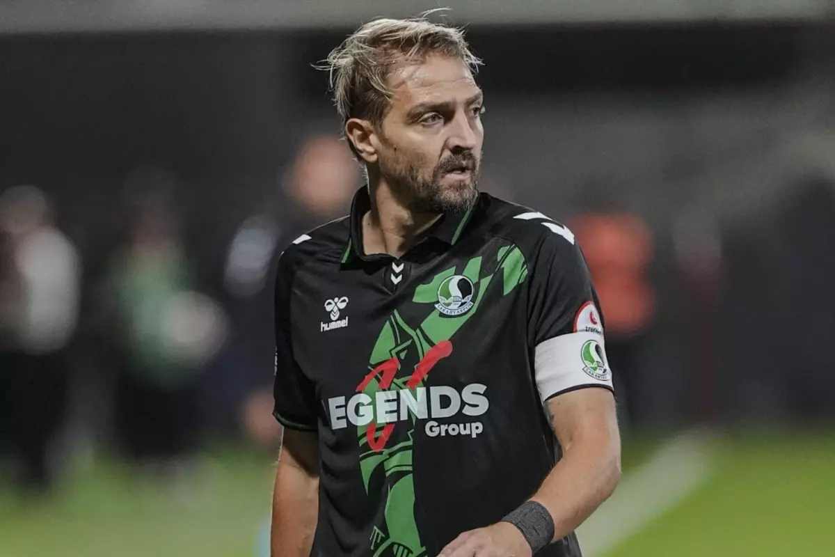 Yine Caner Erkin yine olay! Bakın bu kez neden kırmızı kart gördü