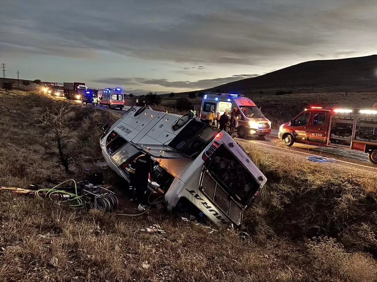 Dinar'da Yolcu Otobüsü Devrildi: 2 Ölü, 21 Yaralı