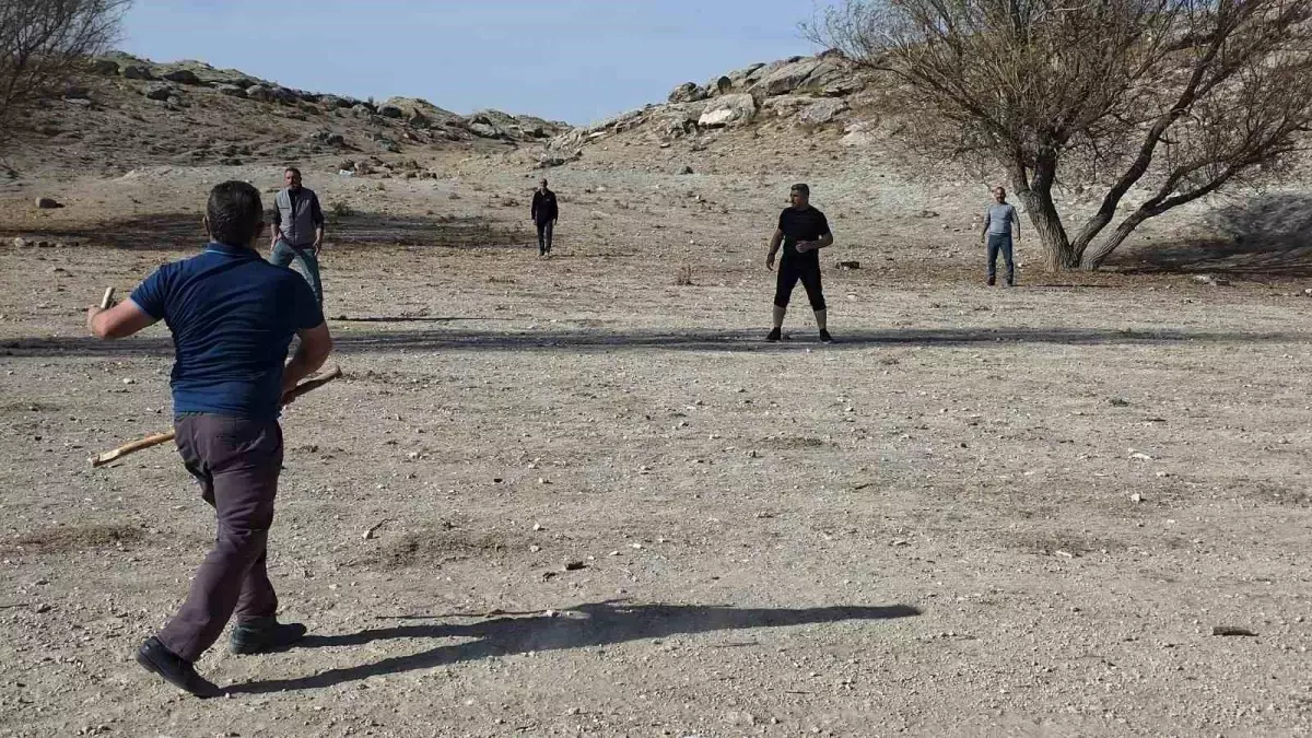 Böğet Köyü'nde Geleneksel Çelik Çomak Oyunu Devam Ediyor