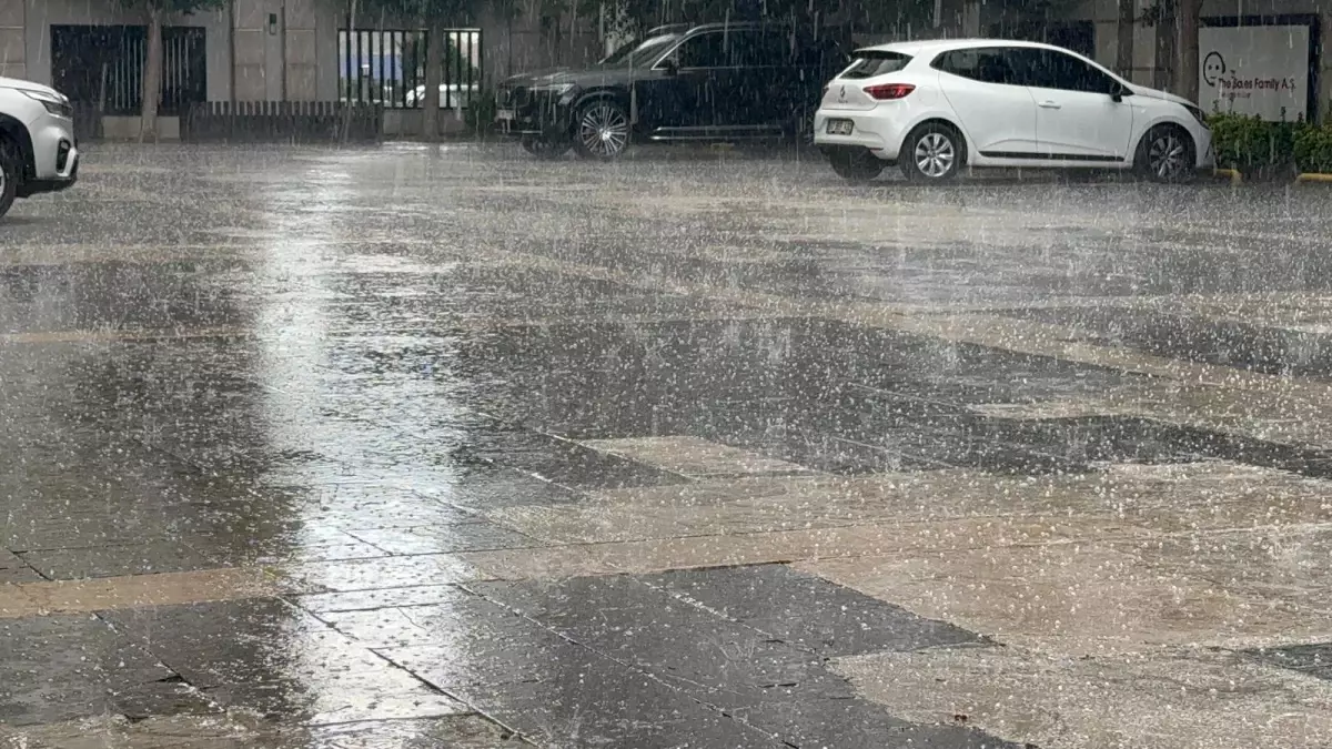 Antalya'da Aniden Bastıran Dolu, Gökkuşağı Oluşturdu