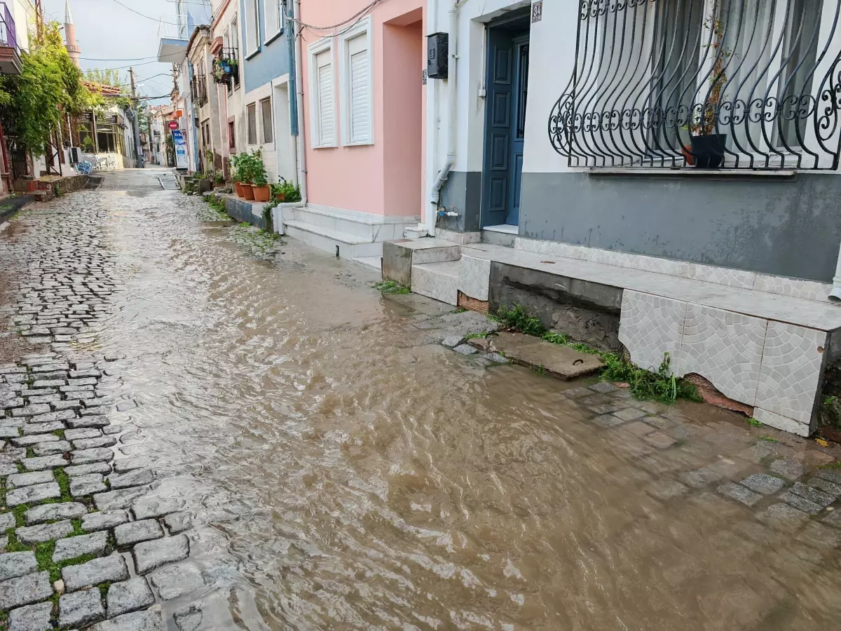 Ayvalık'ta Sağanak Yağmur Su Baskınlarına Neden Oldu