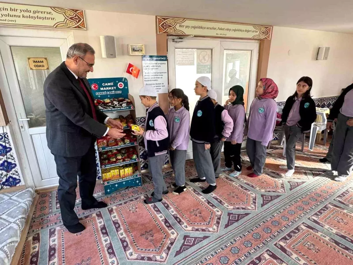 Minik Öğrenciler Cami Market'i Ziyaret Etti