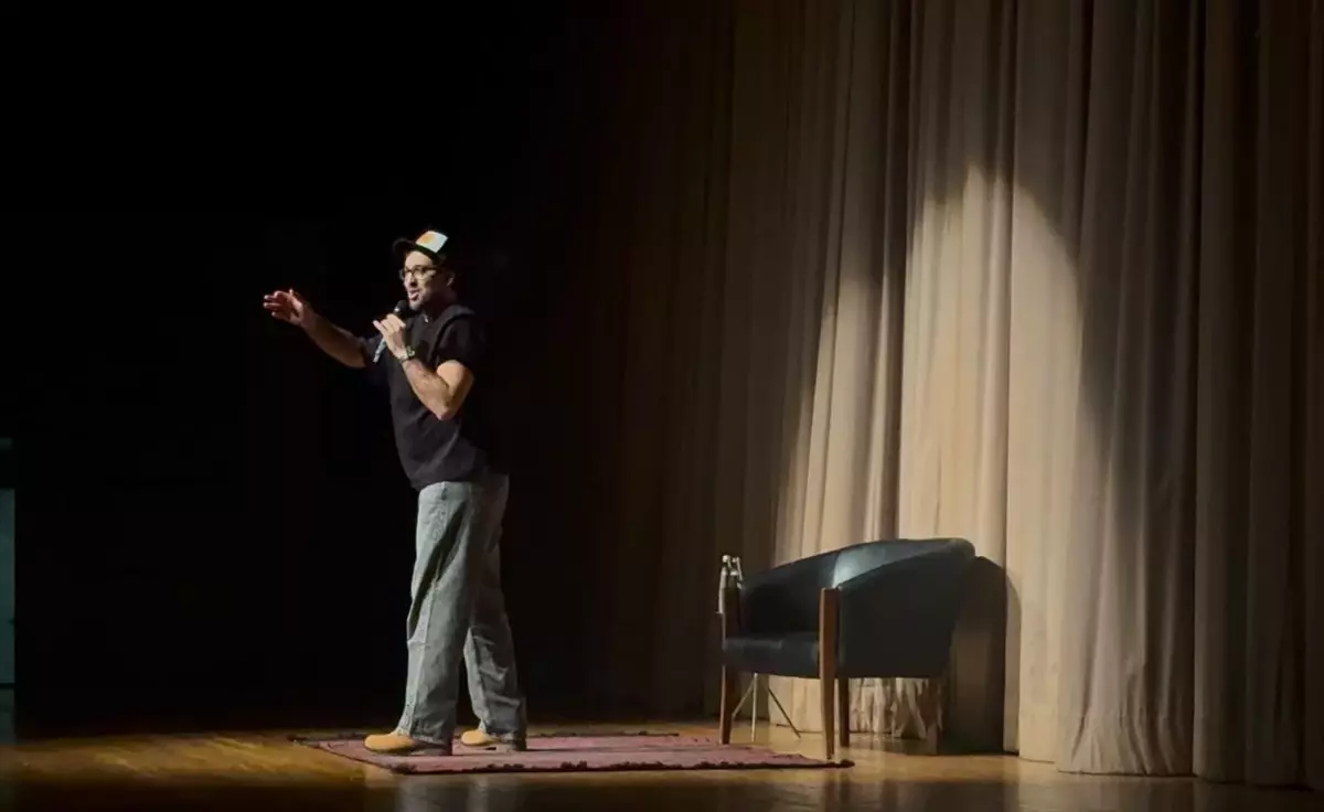 Bursa'da Doğu Demirkol'un stand-up gösterisi seyirciyle buluştu