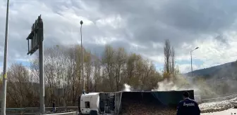 Çankırı'da Pancar Yüklü Tır Devrildi, Sürücü Ağır Yaralandı