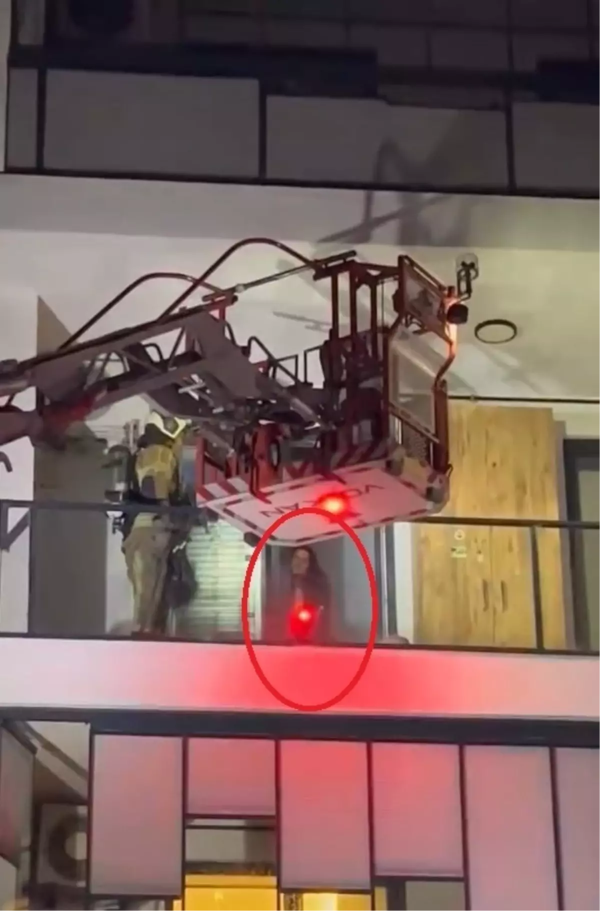 Bursa'da Sinir Krizi Geçiren Kadın İtfaiyeye Damacana Fırlattı