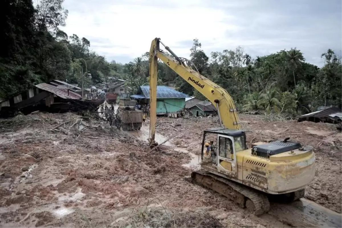 Endonezya'da Sel ve Toprak Kaymalarında 303 Kişi Hayatını Kaybetti