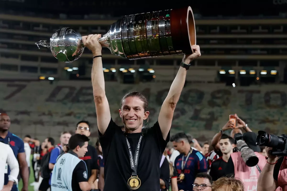 Filipe Luis, 1.5 yıl önce başladığı teknik direktörlük kariyerinde şimdiden kazandığı kupa sayısıyla dikkat çekti