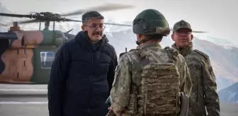 Hakkari Valisi Çelik ve 2. Ordu Komutanı Korgeneral Topaloğlu askeri birlikleri ziyaret etti